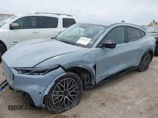 2024 Ford Mustang Mach-E Premium z VIN 3FMTK3SUXRMA04393, wystawiony jako IAAI lot #42421332 z przebiegiem 29 556 mil mil oraz . Historia ofert i sprzedaży dostępna na DreamBid. Obrazek 18.