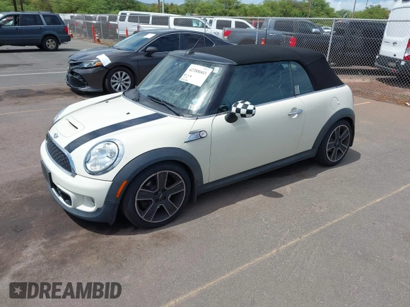2011 MINI Convertible S z VIN WMWZP3C54BTX84385, wystawiony jako IAAI lot #42388603 z przebiegiem 103 336 mil mil oraz . Historia ofert i sprzedaży dostępna na DreamBid. Obrazek 2.