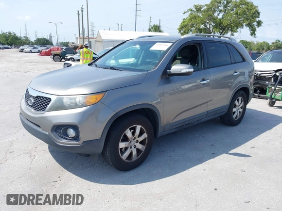 2012 Kia Sorento LX z VIN 5XYKT3A69CG214682, wystawiony jako IAAI lot #42243166 z przebiegiem 125 323 mil mil oraz . Historia ofert i sprzedaży dostępna na DreamBid. Obrazek 2.
