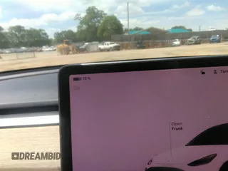 2022 Tesla Model Y Long Range z VIN 7SAYGDEE3NF385933, wystawiony jako IAAI lot #42059675 z przebiegiem 88 488 mil mil oraz . Historia ofert i sprzedaży dostępna na DreamBid. Obrazek 16.