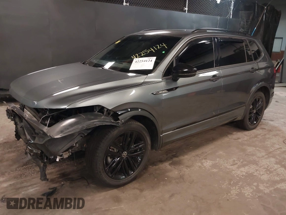 2022 Volkswagen Tiguan SE R-Line Black with VIN 3VV8B7AX1NM111194, listed as a IAAI auction lot 42254124 with 22,748 mi miles and . Bid and sale history available at DreamBid. Image 19.