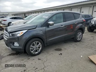 2019 Ford Escape SE z VIN 1FMCU0GD6KUB85270, wystawiony jako Copart lot #52893685 z przebiegiem 7 296 mil mil oraz Szkoda całkowita • Salvage title. Historia ofert i sprzedaży dostępna na DreamBid. Obrazek 1.