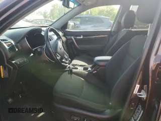 2015 Kia Sorento LX z VIN 5XYKT4A70FG581697, wystawiony jako Copart lot #54708075 z przebiegiem 81 393 mil mil oraz Szkoda całkowita • Salvage title. Historia ofert i sprzedaży dostępna na DreamBid. Obrazek 7.