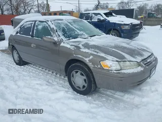 1999 Toyota Camry LE z VIN 4T1BG22K6XU512598, wystawiony jako IAAI lot #41595097 z przebiegiem 163 571 mil mil oraz . Historia ofert i sprzedaży dostępna na DreamBid. Obrazek 1.