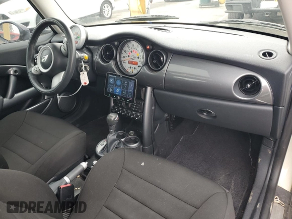 2006 MINI Hardtop S z VIN WMWRE33566TJ34940, wystawiony jako Copart lot #54348295 z przebiegiem 67 435 mil mil oraz Szkoda całkowita • Salvage title. Historia ofert i sprzedaży dostępna na DreamBid. Obrazek 8.