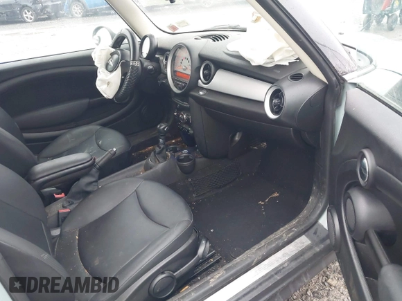 2013 MINI Hardtop z VIN WMWSU3C51DT686959, wystawiony jako IAAI lot #41020389 z przebiegiem 86 770 mil mil oraz . Historia ofert i sprzedaży dostępna na DreamBid. Obrazek 5.