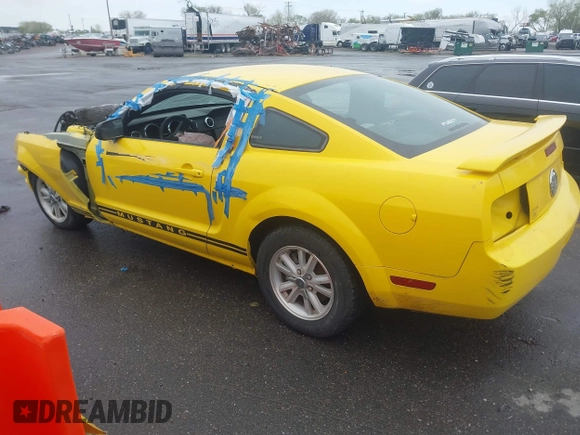 2005 Ford Mustang Deluxe with VIN 1ZVFT80N755214860, listed as a IAAI auction lot 42060292 with 138,177 mi miles. Bid and sale history available at carsss.com. Image 3.