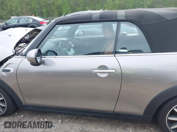 2016 MINI Convertible с VIN WMWWG5C53G3C19327, выставлен на аукционе IAAI как лот 42030590 с пробегом 33 898 миль миль и . История ставок и продаж доступна на DreamBid. Изображение 14.