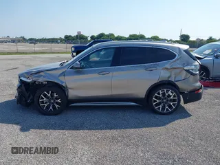 2021 BMW X1 sDrive28i z VIN WBXJG7C09M5U26043, wystawiony jako IAAI lot #36062187 z przebiegiem 14 844 mil mil oraz . Historia ofert i sprzedaży dostępna na DreamBid. Obrazek 6.