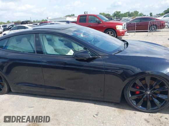 2017 Tesla Model S 100D z VIN 5YJSA1E45HF198921, wystawiony jako IAAI lot #42378026 z przebiegiem 104 967 mil mil oraz . Historia ofert i sprzedaży dostępna na DreamBid. Obrazek 12.
