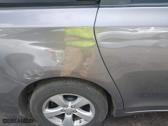 2014 Toyota Sienna LE AAS with VIN 5TDKK3DC1ES462368, listed as a IAAI auction lot 41877913 with 158,846 mi miles. Bid and sale history available at carsss.com. Image 18.