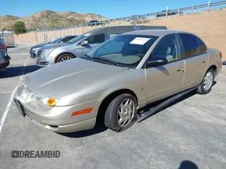 2002 Saturn SL z VIN 1G8ZK52722Z103373, wystawiony jako IAAI lot #41681684 z przebiegiem 109 389 mil mil oraz . Historia ofert i sprzedaży dostępna na DreamBid. Obrazek 2.