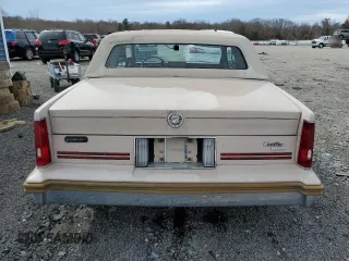1988 Cadillac DeVille z VIN 1G6CD1153J4241498, wystawiony jako Copart lot #50236495 z przebiegiem 76 745 mil mil oraz Czysty tytuł • Clean title. Historia ofert i sprzedaży dostępna na DreamBid. Obrazek 6.