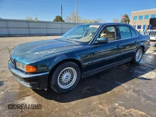1998 BMW 7 Series z VIN WBAGF8325WDL51588, wystawiony jako Copart lot #53162975 z przebiegiem 121 919 mil mil oraz Szkoda całkowita • Salvage title. Historia ofert i sprzedaży dostępna na DreamBid. Obrazek 1.