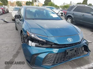 2025 Toyota Camry LE z VIN 4T1DAACK3SU571104, wystawiony jako IAAI lot #42084430 z przebiegiem 1 013 mil mil oraz . Historia ofert i sprzedaży dostępna na DreamBid. Obrazek 1.