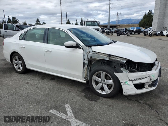 2014 Volkswagen Passat Wolfsburg Edition z VIN 1VWAT7A3XEC021986, wystawiony jako Copart lot #48819995 z przebiegiem 125 699 mil mil oraz Szkoda całkowita • Salvage title. Historia ofert i sprzedaży dostępna na DreamBid. Obrazek 4.