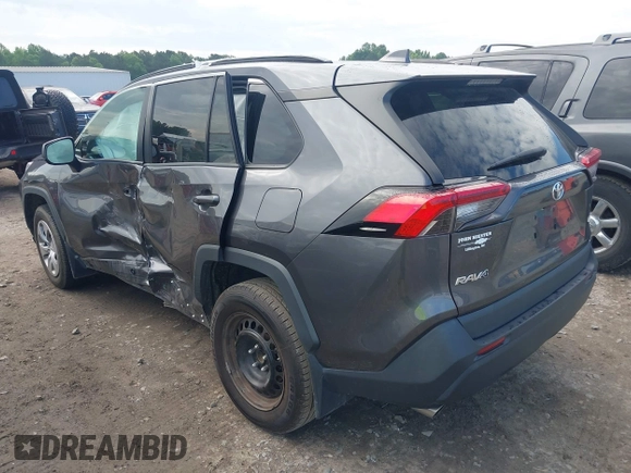 2021 Toyota RAV4 LE z VIN 2T3H1RFV5MC155993, wystawiony jako IAAI lot #42259037 z przebiegiem 79 719 mil mil oraz . Historia ofert i sprzedaży dostępna na DreamBid. Obrazek 3.