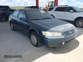 1998 Toyota Camry LE z VIN 4T1BG22K2WU296053, wystawiony jako IAAI lot #42334546 z przebiegiem 257 496 mil mil oraz . Historia ofert i sprzedaży dostępna na DreamBid. Obrazek 1.