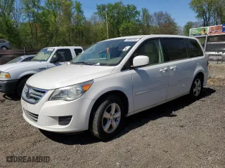 2010 Volkswagen Routan SE with VIN 2V4RW3D15AR348450, listed as a Copart auction lot 53656285 with 124,844 mi miles and Salvage Title. Bid and sale history available at carsss.com. Image 1.