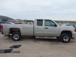 2009 GMC Sierra 2500HD SLE z VIN 1GTHK59K59E136509, wystawiony jako IAAI lot #42308626 z przebiegiem 127 256 mil mil oraz . Historia ofert i sprzedaży dostępna na DreamBid. Obrazek 14.