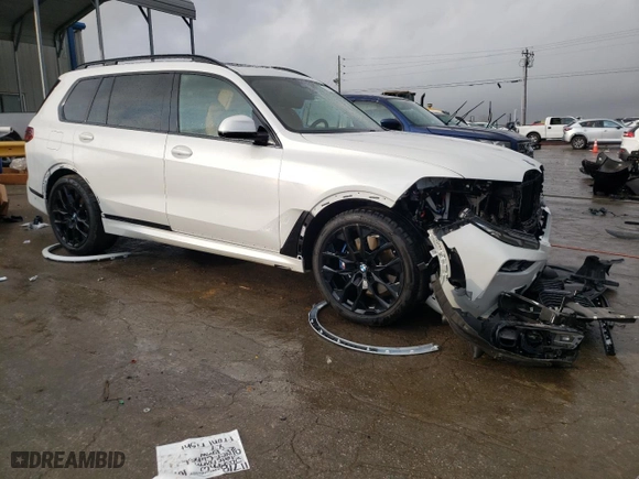 2025 BMW X7 xDrive40i with VIN 5UX23EM08S9X18092, listed as a Copart auction lot 83699854 with 3,515 mi miles and Salvage Title. Bid and sale history available at carsss.com. Image 4.