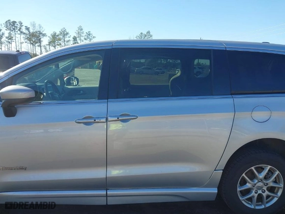 2022 Chrysler Voyager LX with VIN 2C4RC1CG3NR204558, listed as a IAAI auction lot 41370126 with NaN miles. Bid and sale history available at carsss.com. Image 14.