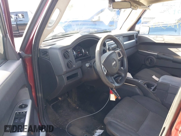 2008 Jeep Commander Sport z VIN 1J8HG48K08C180238, wystawiony jako IAAI lot #40725046 z przebiegiem 165 018 mil mil oraz . Historia ofert i sprzedaży dostępna na DreamBid. Obrazek 5.
