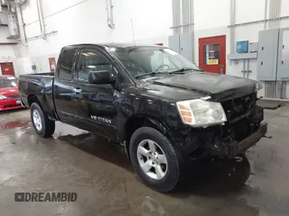 2006 Nissan Titan XE z VIN 1N6AA06B36N561375, wystawiony jako IAAI lot #42055054 z przebiegiem 160 381 mil mil oraz . Historia ofert i sprzedaży dostępna na DreamBid. Obrazek 1.