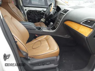 2012 Lincoln MKX z VIN 2LMDJ8JK2CBL09145, wystawiony jako IAAI lot #42309315 z przebiegiem 140 219 mil mil oraz . Historia ofert i sprzedaży dostępna na DreamBid. Obrazek 5.