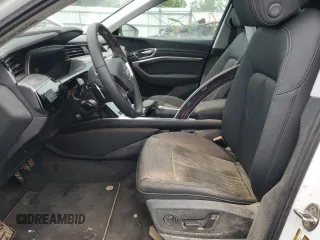 2021 Audi e-tron Premium z VIN WA1AAAGE2MB037094, wystawiony jako Copart lot #58707925 z przebiegiem Nie podano mil oraz Szkody całkowita. Historia ofert i sprzedaży dostępna na DreamBid. Obrazek 7.