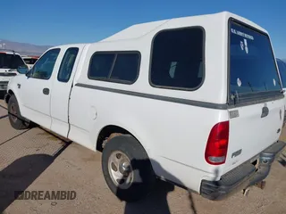 2001 Ford F-150 XL z VIN 1FTRX17L81KF01832, wystawiony jako IAAI lot #41382117 z przebiegiem 226 228 mil mil oraz . Historia ofert i sprzedaży dostępna na DreamBid. Obrazek 3.