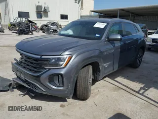 2024 Volkswagen Atlas SE z VIN 1V2DE2CA8RC202274, wystawiony jako IAAI lot #41864958 z przebiegiem 32 957 mil mil oraz . Historia ofert i sprzedaży dostępna na DreamBid. Obrazek 2.