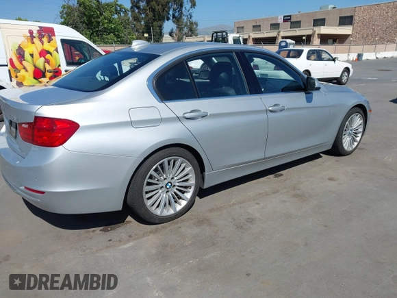 2014 BMW 3 Series 328i z VIN WBA3C1C52EK108811, wystawiony jako IAAI lot #42213041 z przebiegiem 65 634 mil mil oraz . Historia ofert i sprzedaży dostępna na DreamBid. Obrazek 4.