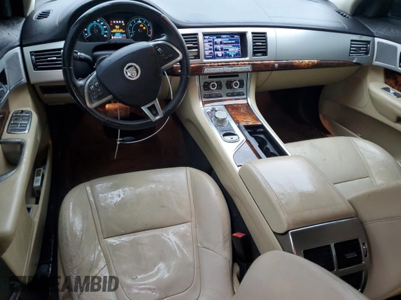 2012 Jaguar XF z VIN SAJWA0FB3CLS49929, wystawiony jako Copart lot #43724565 z przebiegiem 103 457 mil mil oraz Szkody całkowita. Historia ofert i sprzedaży dostępna na DreamBid. Obrazek 8.