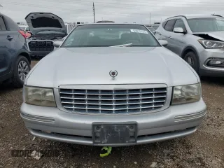 1999 Cadillac DeVille z VIN 1G6KD54Y2XU807846, wystawiony jako Copart lot #53070705 z przebiegiem Nie podano mil oraz Czysty tytuł • Clean title. Historia ofert i sprzedaży dostępna na DreamBid. Obrazek 5.