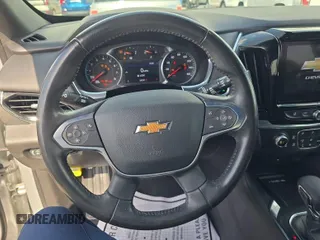 2022 Chevrolet Traverse LT Cloth z VIN 1GNEVGKW4NJ169495, wystawiony jako IAAI lot #42566410 z przebiegiem 34 588 mil mil oraz . Historia ofert i sprzedaży dostępna na DreamBid. Obrazek 7.