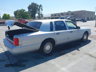 1997 Lincoln Town Car Cartier z VIN 1LNLM83W3VY744356, wystawiony jako IAAI lot #42366827 z przebiegiem 180 778 mil mil oraz . Historia ofert i sprzedaży dostępna na DreamBid. Obrazek 4.