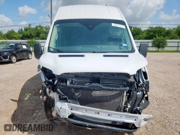 2023 Ford Transit Cargo z VIN 1FTBW3X86PKB92141, wystawiony jako Copart lot #61038085 z przebiegiem 45 032 mil mil oraz Czysty tytuł • Clean title. Historia ofert i sprzedaży dostępna na DreamBid. Obrazek 5.