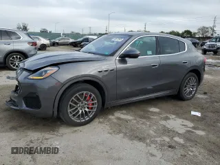 2023 Maserati Grecale GT z VIN ZN682AVA7P7416423, wystawiony jako Copart lot #88572885 z przebiegiem 20 791 mil mil oraz Szkody całkowita. Historia ofert i sprzedaży dostępna na DreamBid. Obrazek 1.