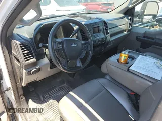 2020 Ford F-250 XL z VIN 1FDBF2B61LED11752, wystawiony jako IAAI lot #42786941 z przebiegiem 156 342 mil mil oraz . Historia ofert i sprzedaży dostępna na DreamBid. Obrazek 29.