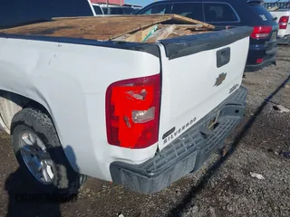 2007 Chevrolet Silverado 1500 LT w/1LT with VIN 2GCEC19JX71639564, listed as a IAAI auction lot 41437574 with 362,629 mi miles. Bid and sale history available at carsss.com. Image 6.