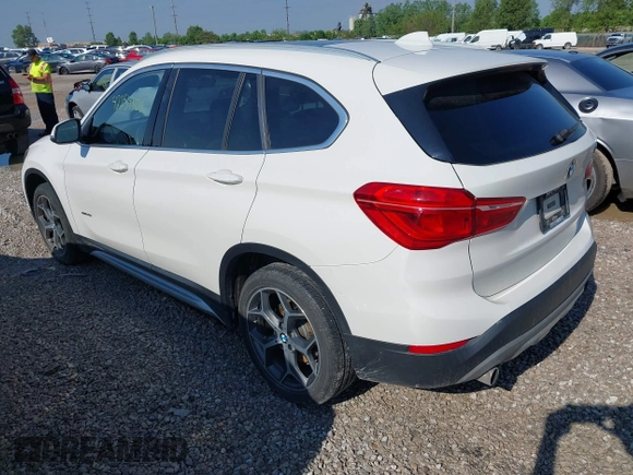 2018 BMW X1 xDrive28i z VIN WBXHT3C34J5F89162, wystawiony jako IAAI lot #42254400 z przebiegiem 131 979 mil mil oraz . Historia ofert i sprzedaży dostępna na DreamBid. Obrazek 3.