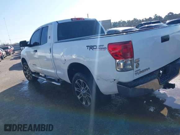 2013 Toyota Tundra z VIN 5TFRM5F14DX061244, wystawiony jako IAAI lot #41565473 z przebiegiem 253 238 mil mil oraz . Historia ofert i sprzedaży dostępna na DreamBid. Obrazek 3.
