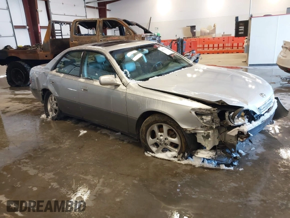 2001 Lexus ES 300 with VIN JT8BF28G010310038, listed as a IAAI auction lot 41273421 with 161,858 mi miles. Bid and sale history available at carsss.com. Image 1.