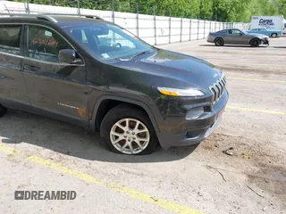 2014 Jeep Cherokee Latitude z VIN 1C4PJMCS3EW184984, wystawiony jako IAAI lot #42301604 z przebiegiem 185 320 mil mil oraz . Historia ofert i sprzedaży dostępna na DreamBid. Obrazek 6.