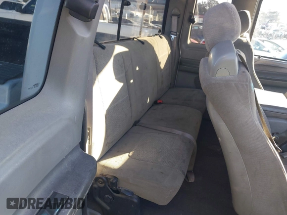 2004 Ford Super Duty F-250 XL with VIN 1FTNX20S04EB40010, listed as a IAAI auction lot 41376342 with 276,771 mi miles. Bid and sale history available at carsss.com. Image 8.