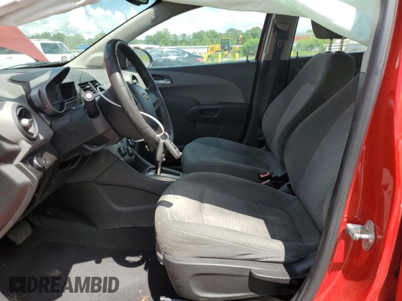 2012 Chevrolet Sonic LS z VIN 1G1JA5SH2C4174661, wystawiony jako Copart lot #56650635 z przebiegiem 128 258 mil mil oraz Szkoda całkowita • Salvage title. Historia ofert i sprzedaży dostępna na DreamBid. Obrazek 7.