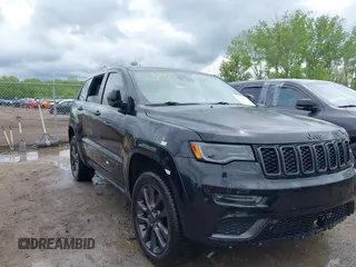 2018 Jeep Grand Cherokee Overland z VIN 1C4RJFCT2JC234220, wystawiony jako IAAI lot #42240365 z przebiegiem 84 753 mil mil oraz . Historia ofert i sprzedaży dostępna na DreamBid. Obrazek 1.