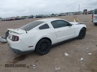 2012 Ford Mustang Premium z VIN 1ZVBP8AM6C5211096, wystawiony jako IAAI lot #41871346 z przebiegiem 236 649 mil mil oraz . Historia ofert i sprzedaży dostępna na DreamBid. Obrazek 4.
