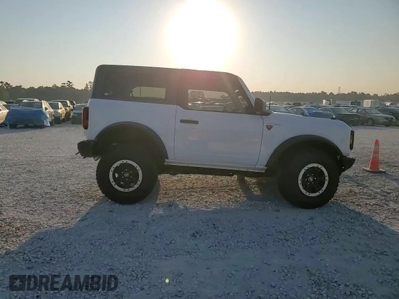 2023 Ford Bronco z VIN 1FMDE5CP6PLB70070, wystawiony jako Copart lot #73353684 z przebiegiem 6 810 mil mil oraz Czysty tytuł • Clean title. Historia ofert i sprzedaży dostępna na DreamBid. Obrazek 14.